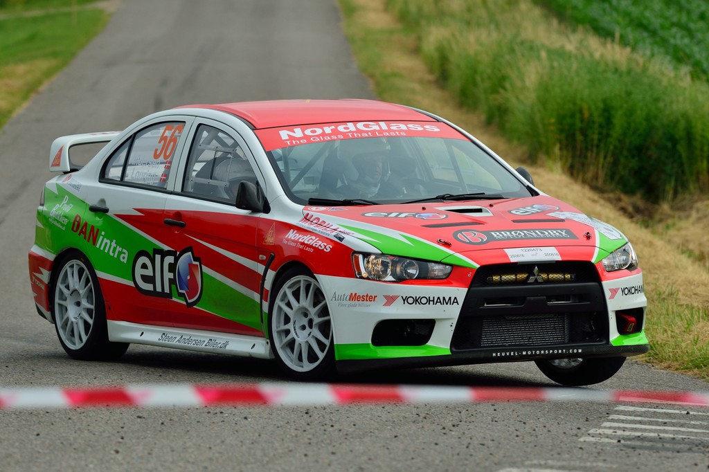 På tre hjul mod tredjepladsen. Steen Andersen tog næsten alt ud af sin Mitsubishi, men den er oppe mod endnu hurtigere biler, så et topresultat er svært at få hjem.
(Foto: Michael Eisenberg)
